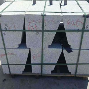 北京 芝麻白异形坐凳，石凳