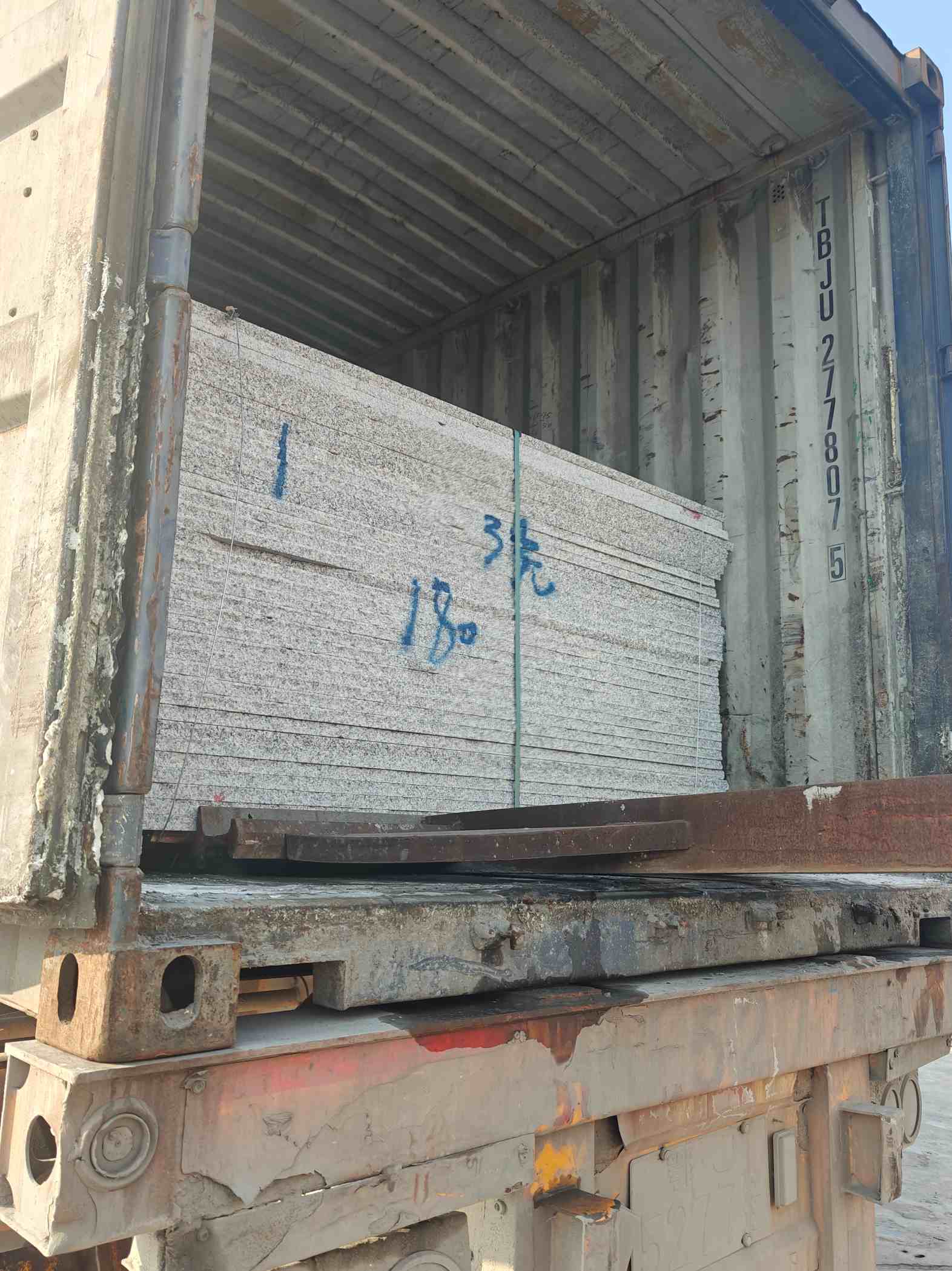 北京 芝麻白花岗岩石材3.0公分光面毛板装柜出货