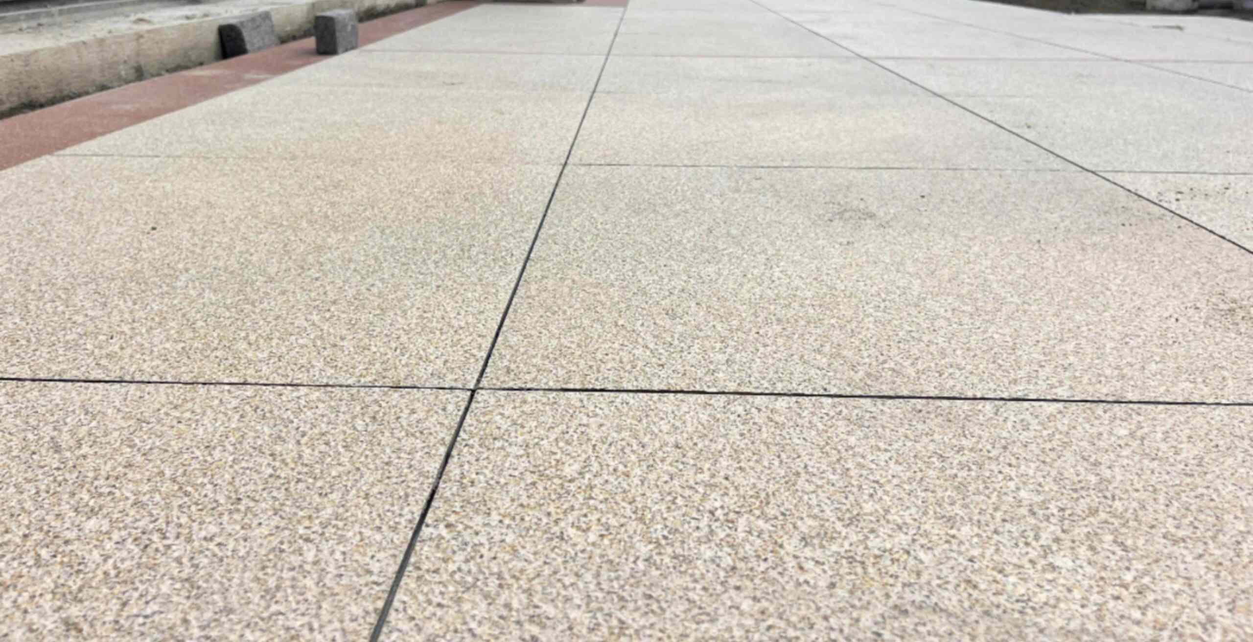 北京 黄金麻花岗岩石板材荔枝面地面铺装效果