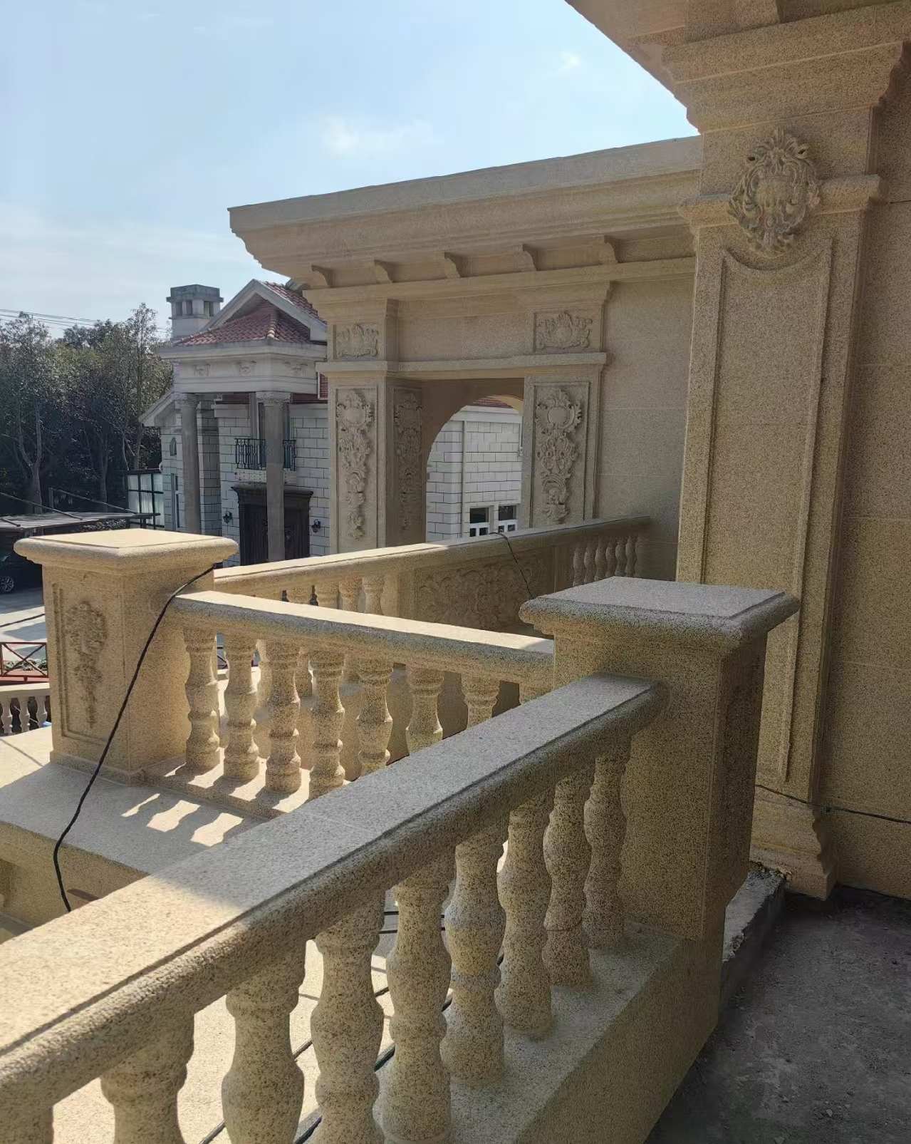 北京 黄金麻别墅外墙干挂雕花配合阳台栏杆花瓶柱