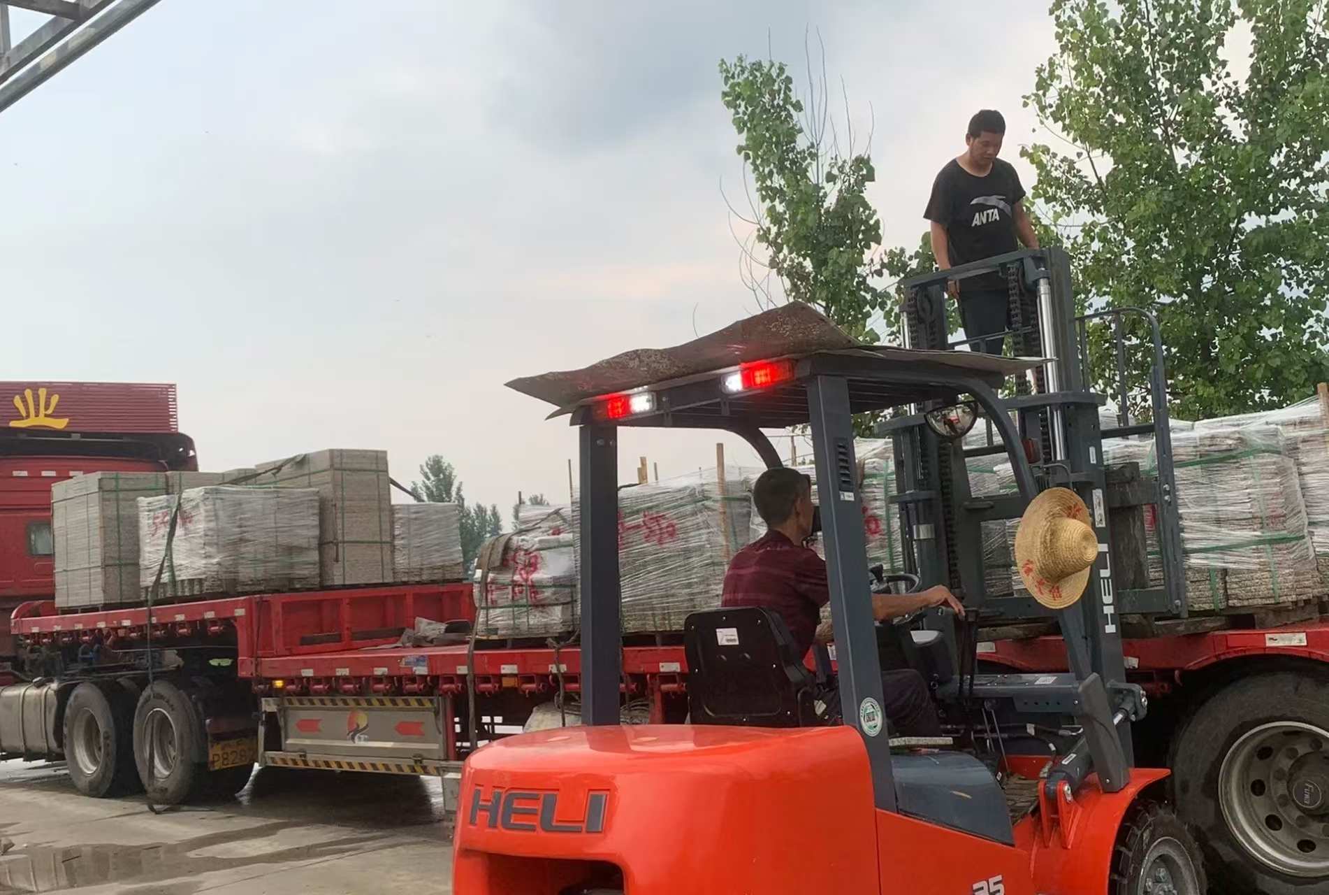 北京 黄金麻冰裂纹，地铺石装车