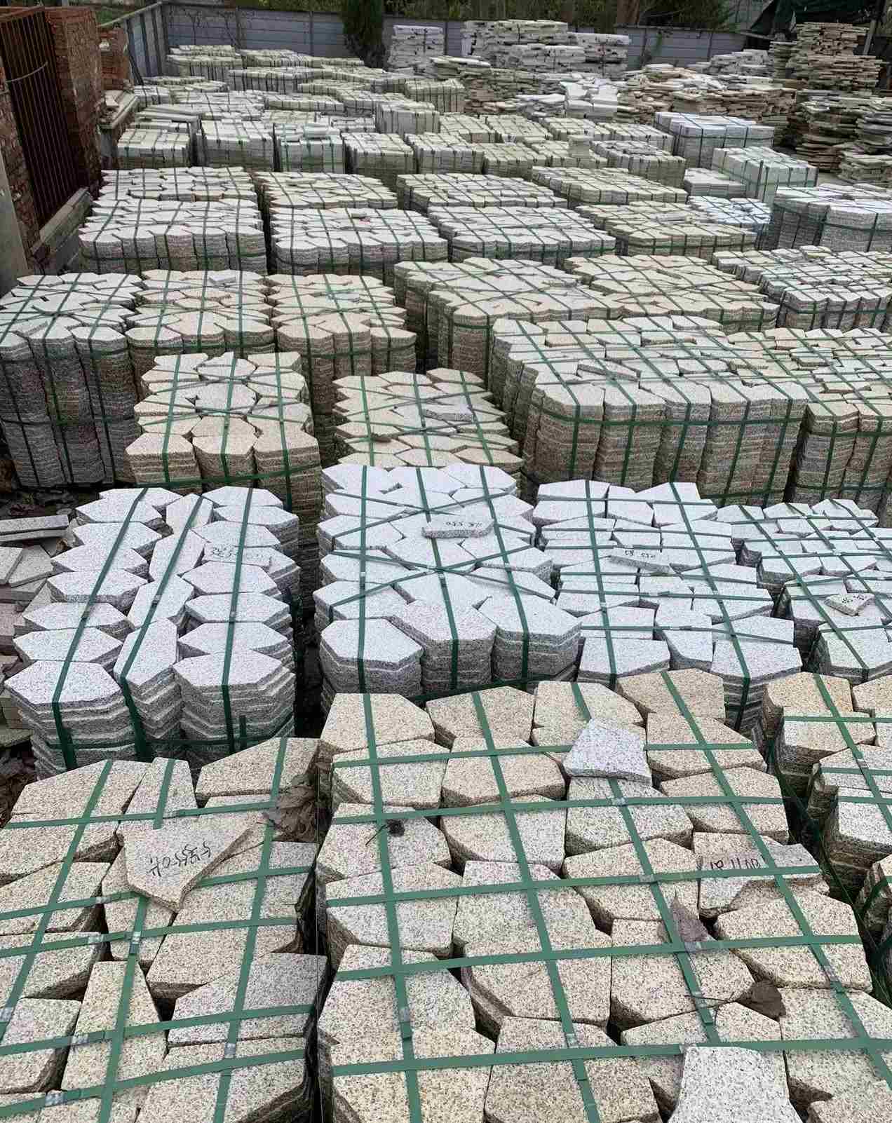 北京 黄金麻白麻花岗岩荔枝面地铺石(冰裂纹)