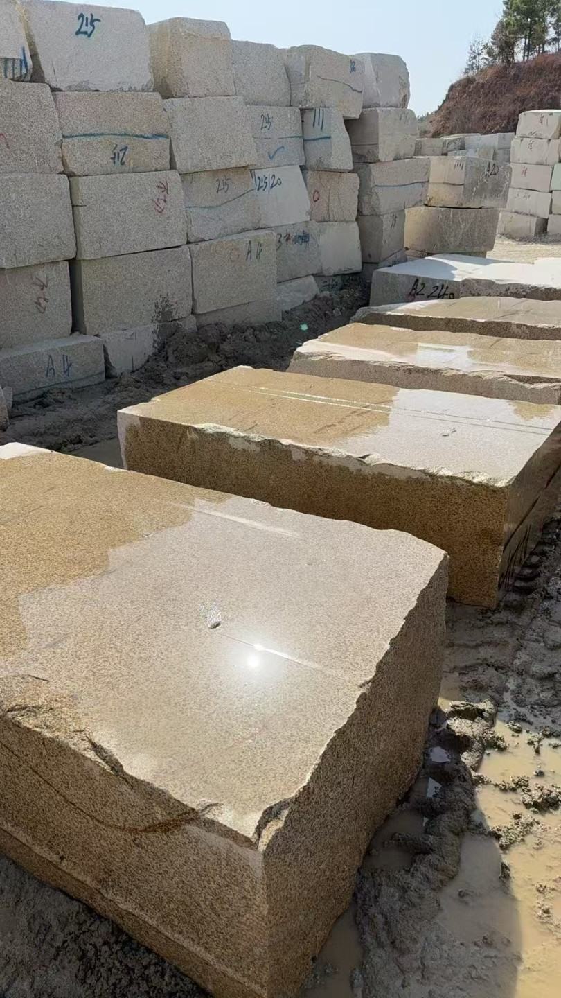 北京 黄金麻方料堆场洗料分选中，原材料充足