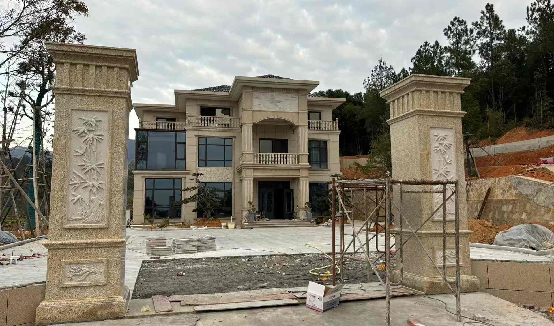 北京 黄金麻花岗岩别墅雕花外墙干挂配上门口雕花罗马柱