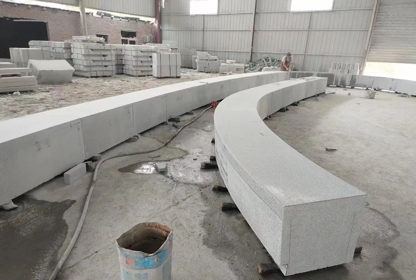 北京芝麻白花岗岩石板材 园林光面弧形坐凳