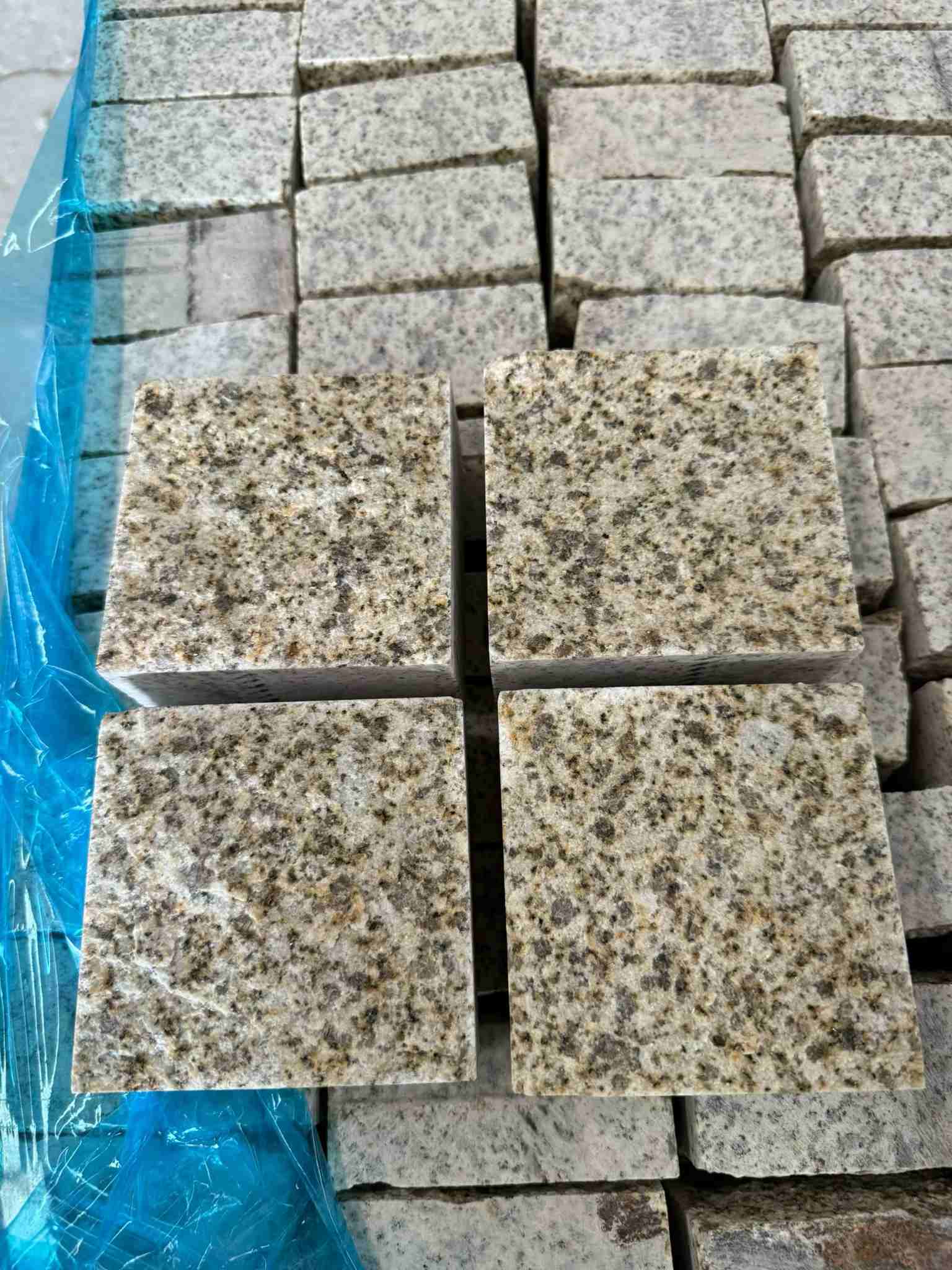 北京 黄金麻花岗岩自然面小方块，弹石，马蹄石等