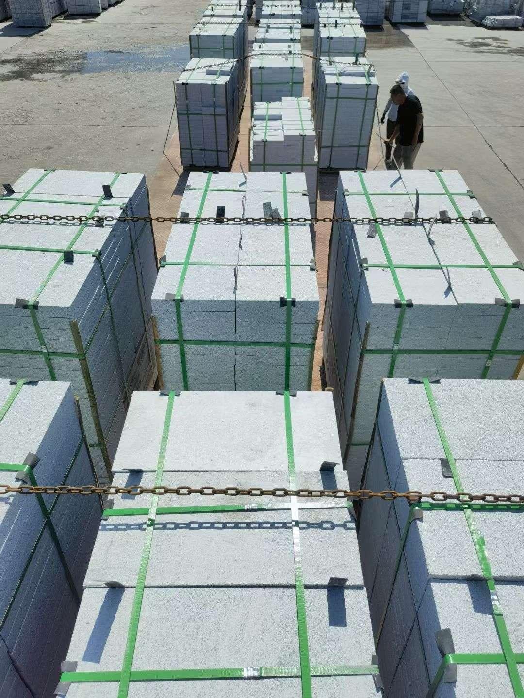 北京 芝麻白花岗岩5公分地铺石 花岗岩厂家工厂装车日常