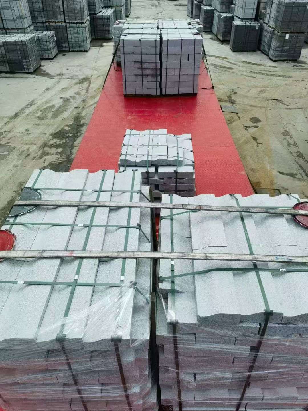 北京 芝麻白仿形加直形路沿石出货日常