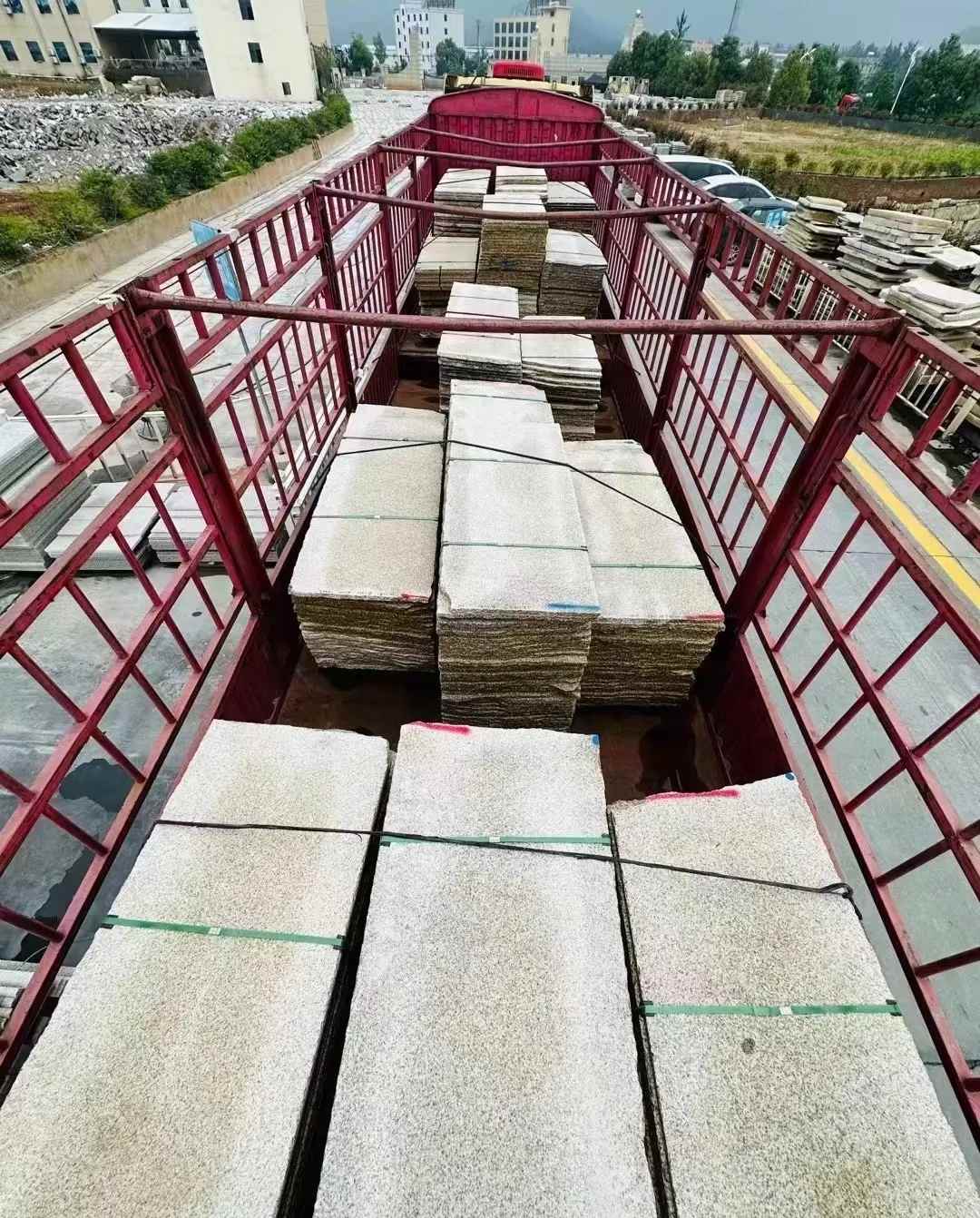 北京 黄金麻花岗岩荔枝面，光面毛板装车完成