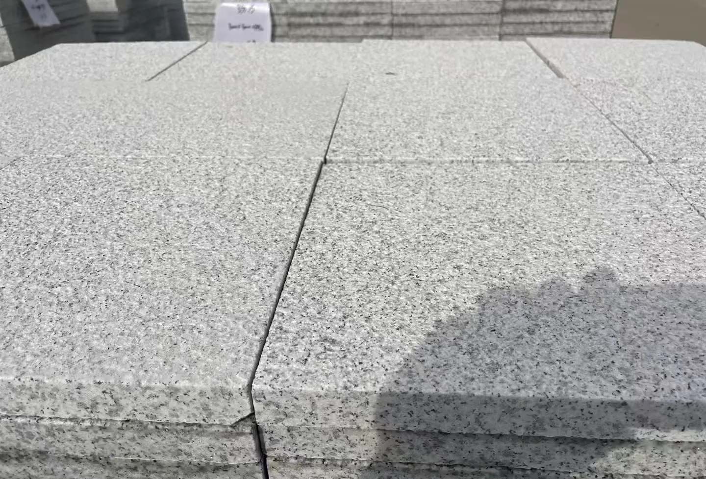 北京 白麻花岗岩石材推荐 荔枝面地铺石