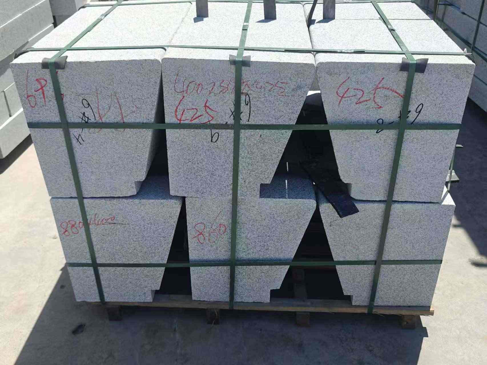 北京 芝麻白异形坐凳，石凳