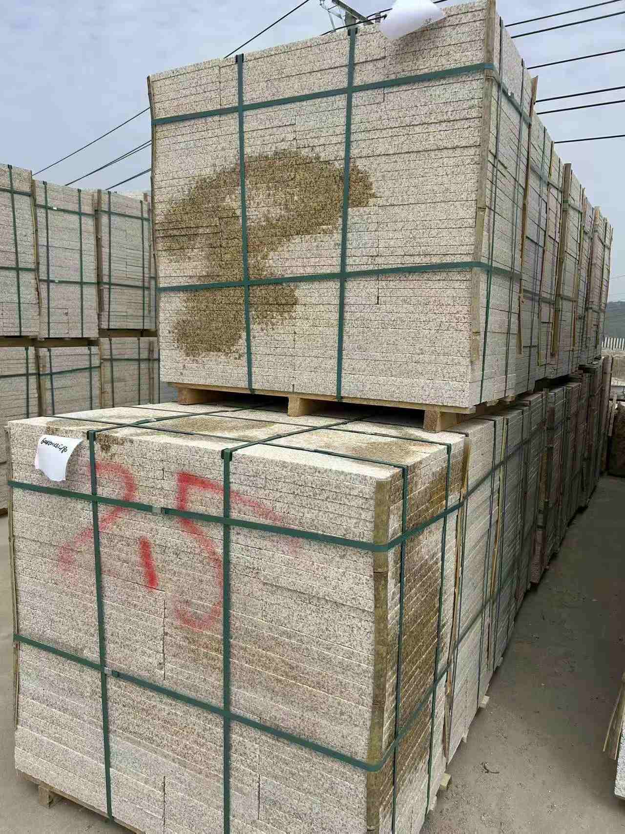 北京 黄金麻花岗岩石材荔枝面地铺石2.5*300*600