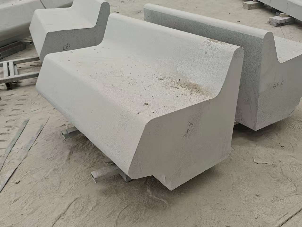 北京 芝麻白花岗岩异形坐凳，石凳