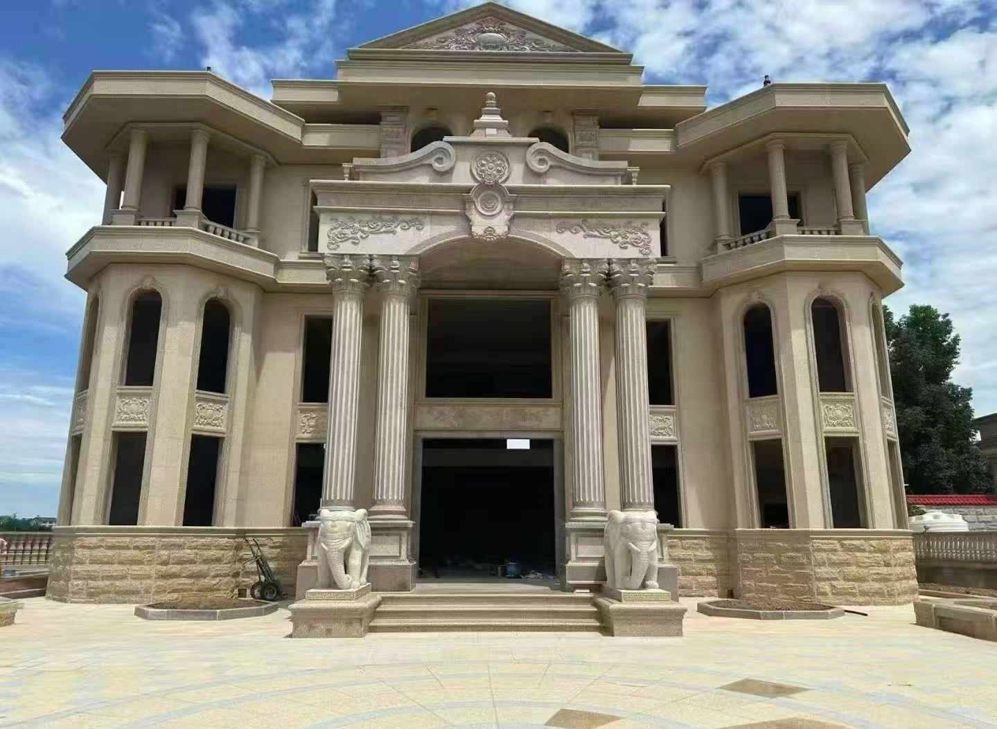 北京 黄金麻别墅外墙干挂，大柱，大象，蘑菇石，雕花板