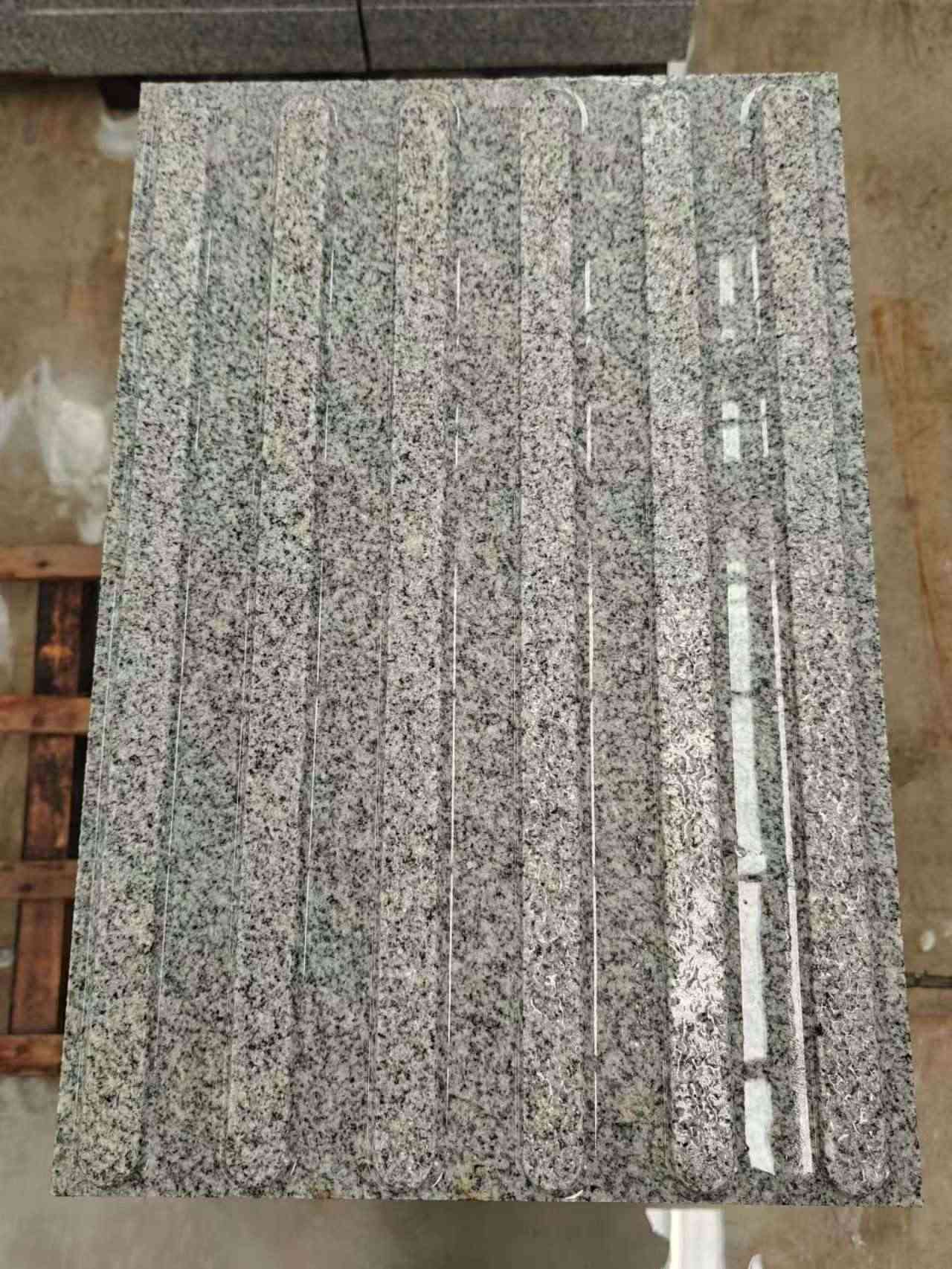 北京 芝麻白花岗岩荔枝面雕刻盲道，盲条