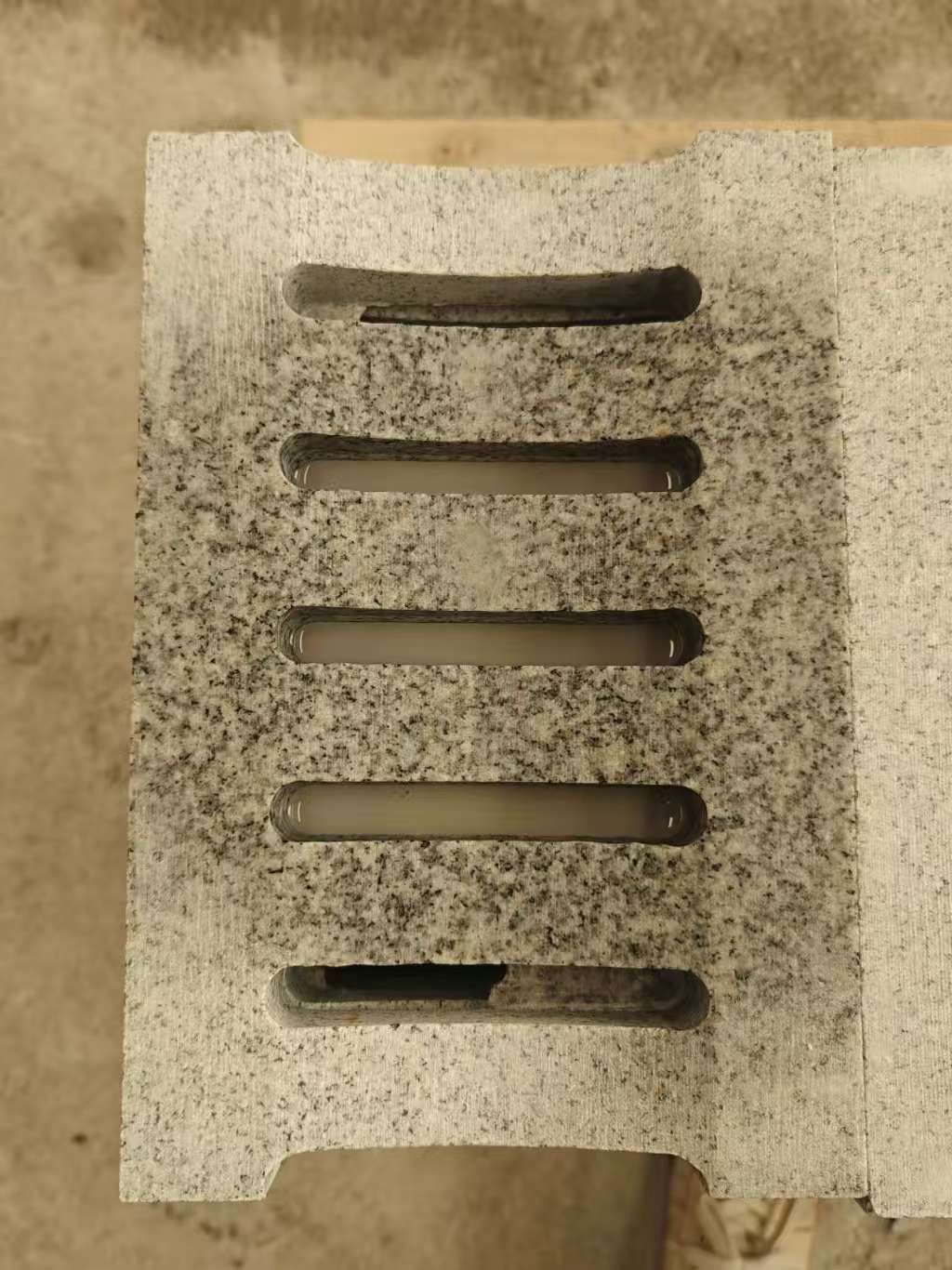 北京 芝麻白拉丝面花岗岩U型开槽排水槽